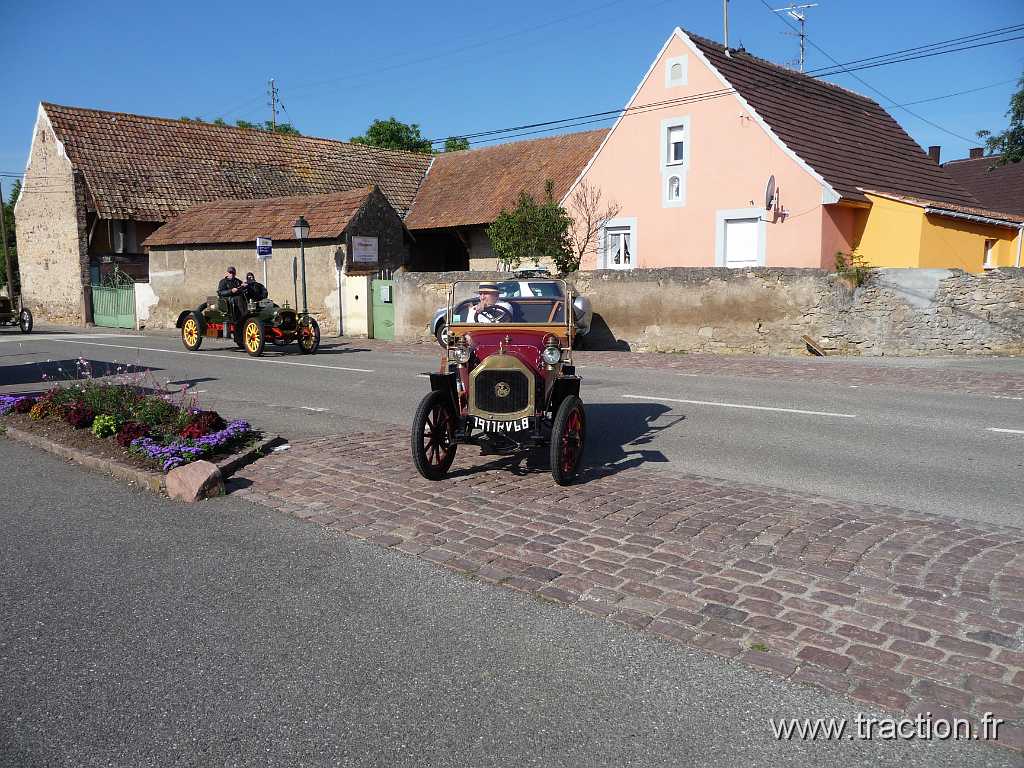 2011_rallye_des_princes (23).jpg - 12/06/2011 - 68127 NIEDERENTZEN 22ème RALLYE des PRINCES - Parking salle des fètes - LE ZEBRE - 1911 de Bernard HEBDING (au volant)